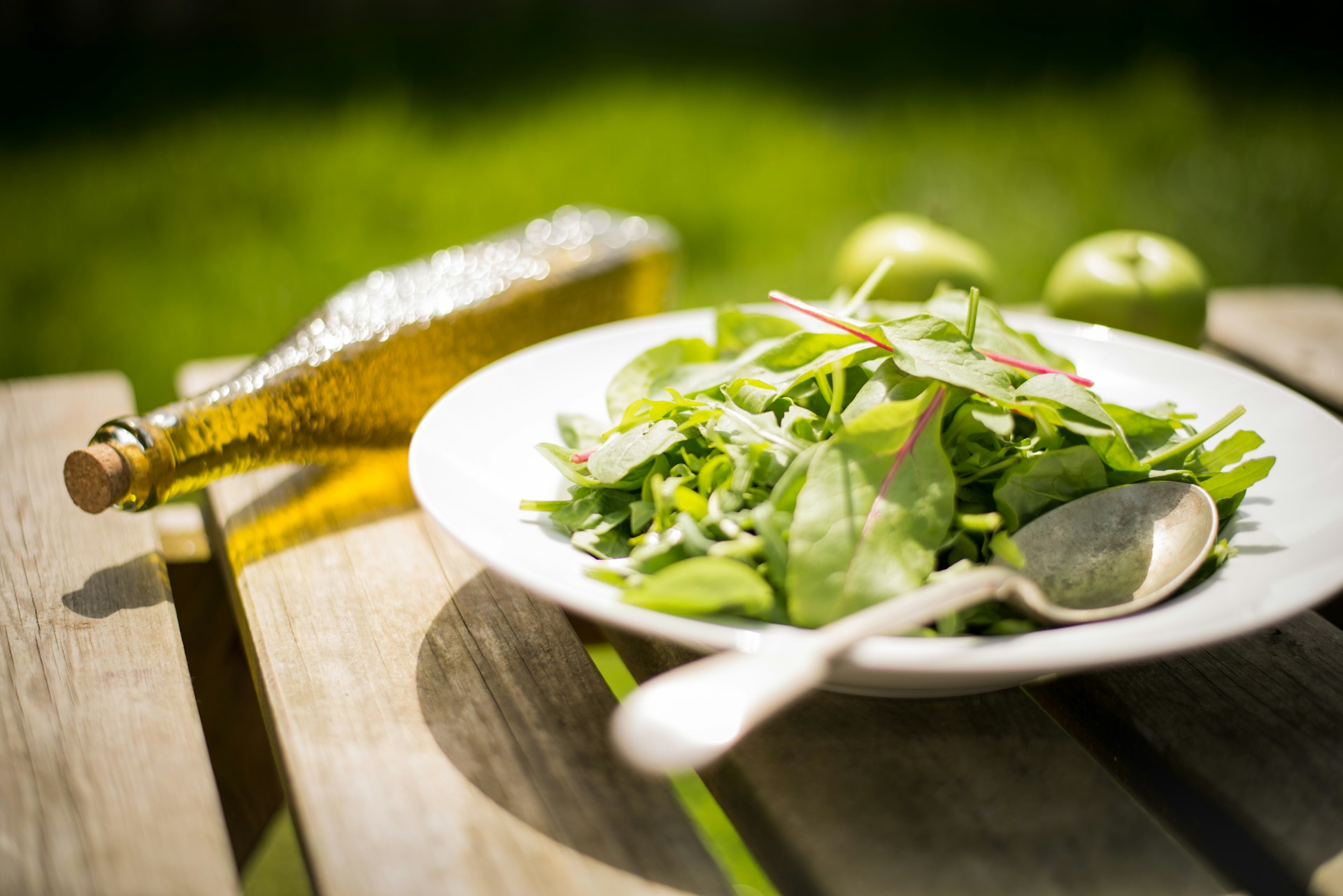 Wildkräutersalat mit Öl in der Sonne